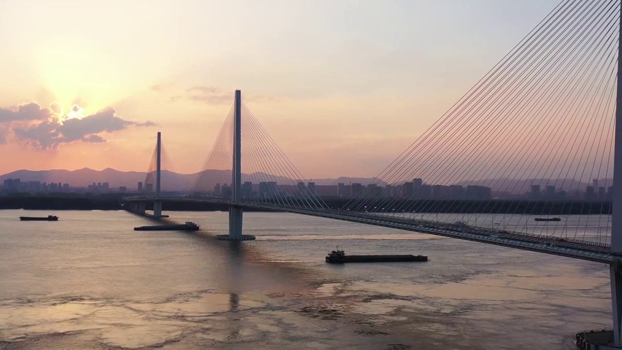 夏天南京江心洲长江大桥（南京长江第五大桥）的晚霞风光视频素材