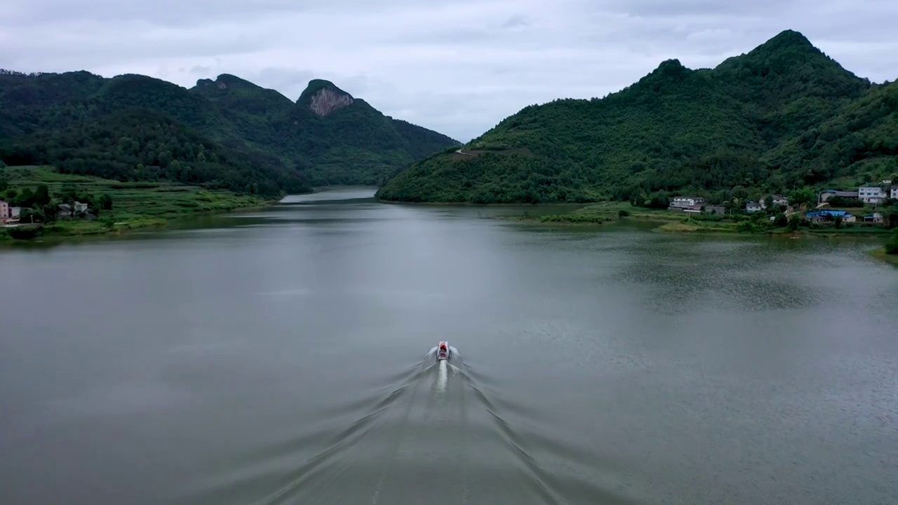 贵州湖中小船自然风光视频素材