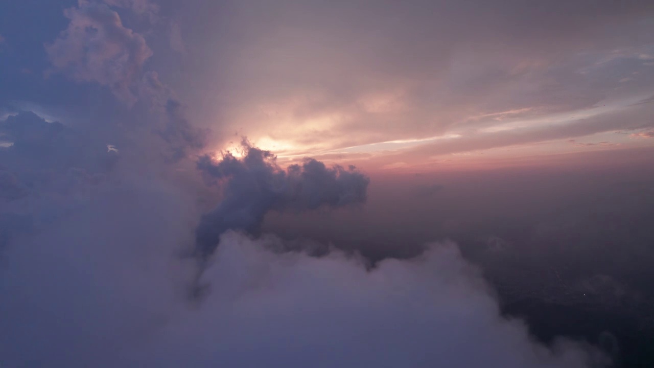 穿云到云层上看日落夕阳视频素材