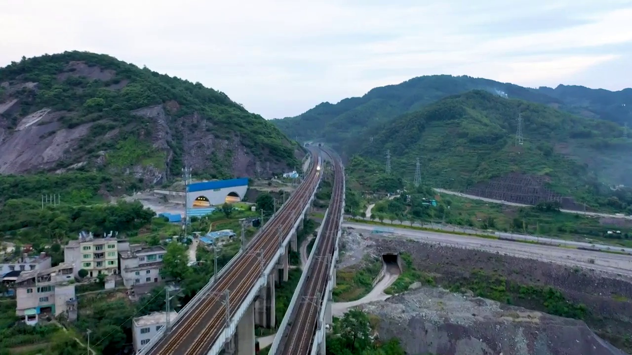 中国铁路高架桥上的动车和火车视频素材