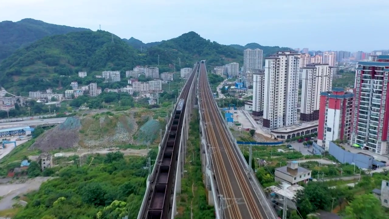 中国铁路高架桥上的动车和火车视频素材