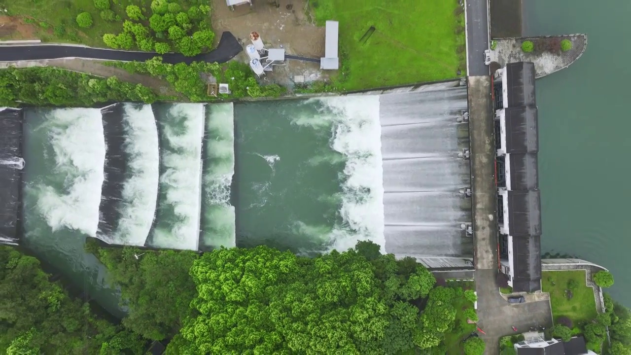 无人机俯视正扣拍摄水库大坝泄洪视频下载