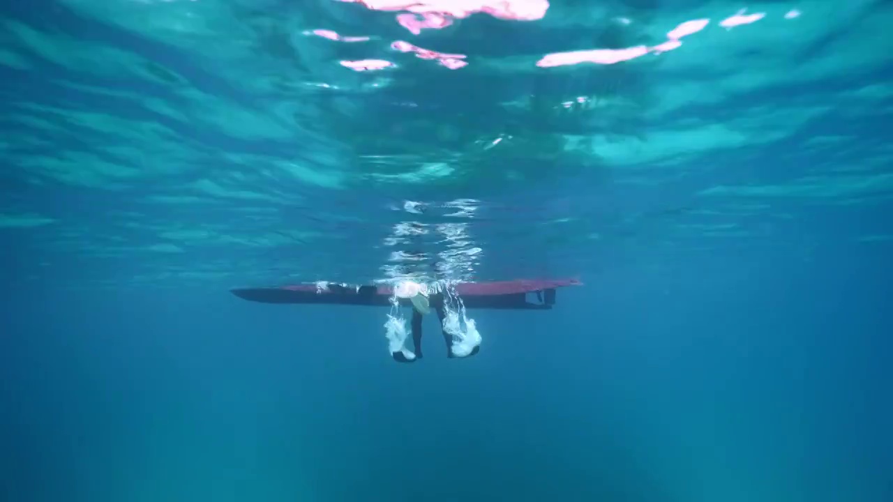水下摄影西沙原住民压缩机供氧水下打捞捕鱼作业视频下载