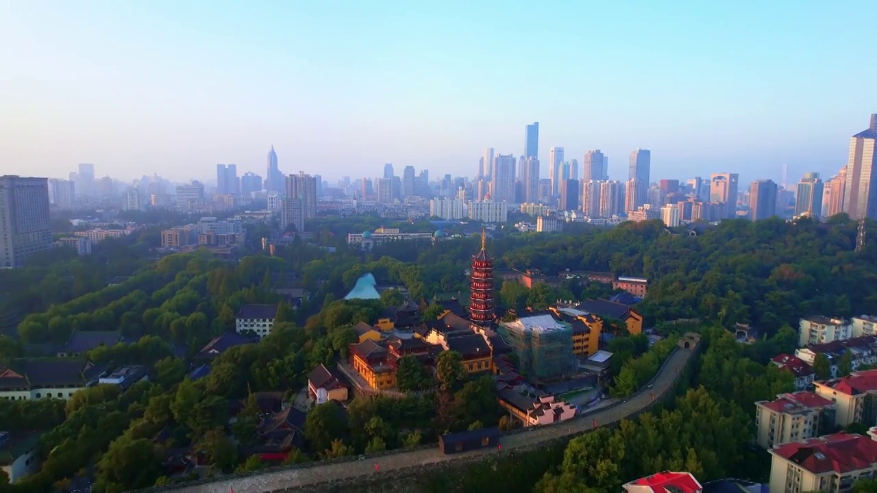 中国江苏省南京市明长城和鸡鸣寺清晨风光航拍视频素材