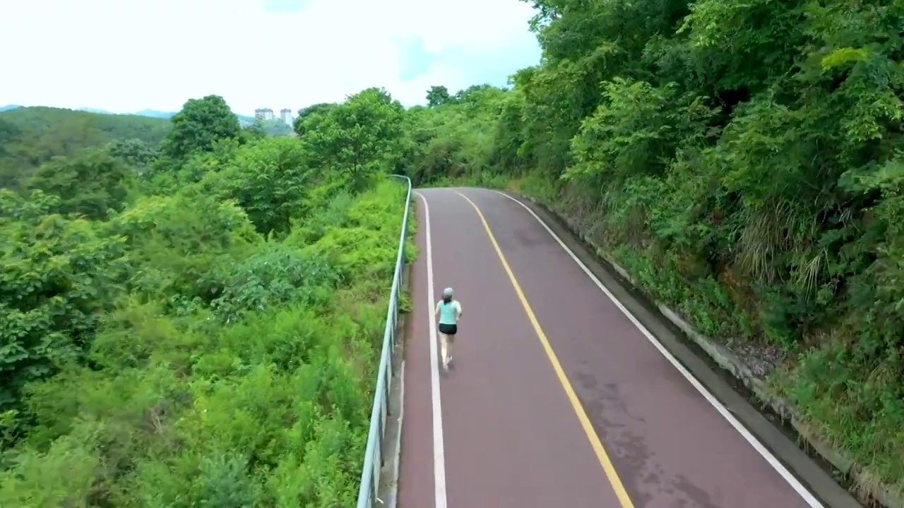 亚洲女人森林公园健身跑步视频素材
