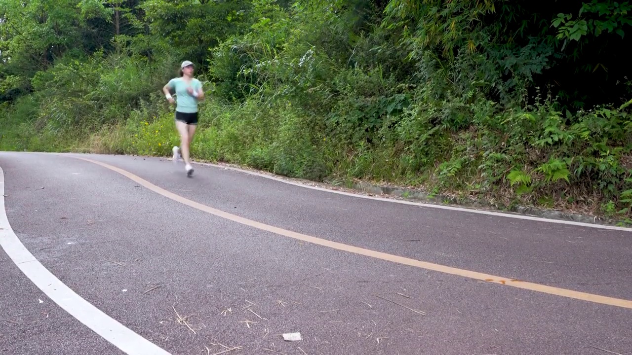 亚洲女人森林公园健身跑步视频素材