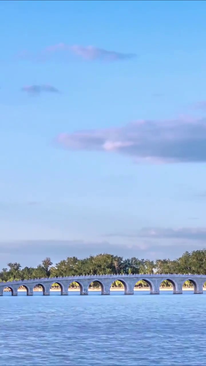 颐和园十七孔桥蓝天流云视频素材