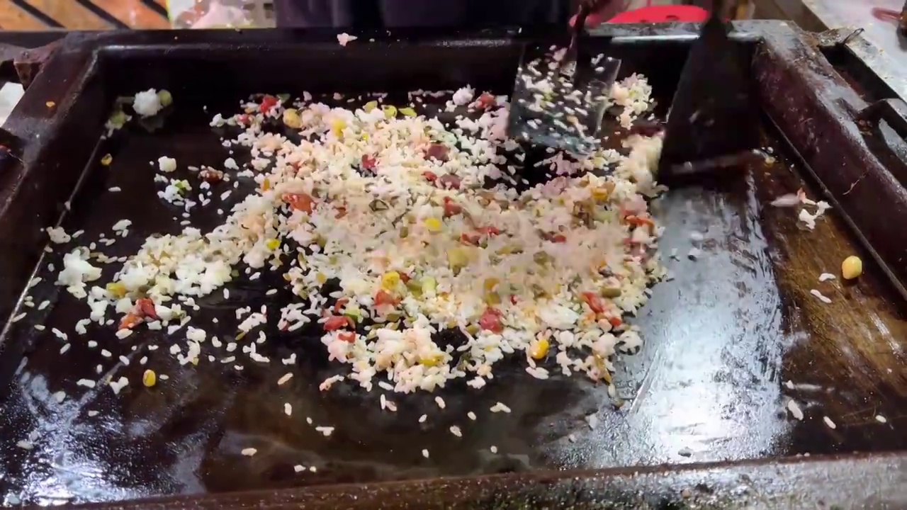 生活美食中餐铁板炒饭视频素材