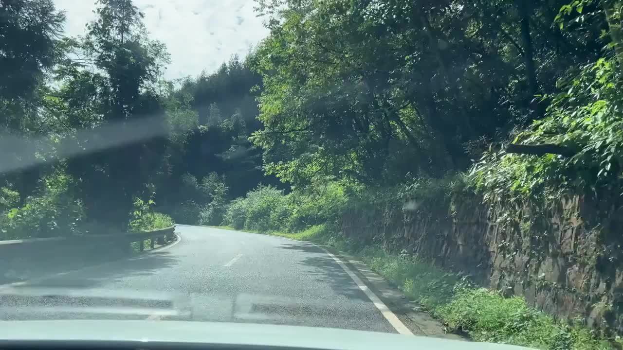 汽车在盘山公路上行驶视频素材