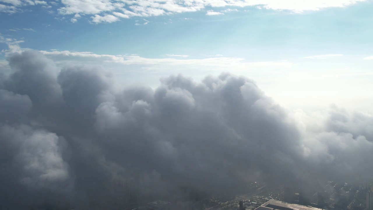 穿过天空中的云雾视频下载