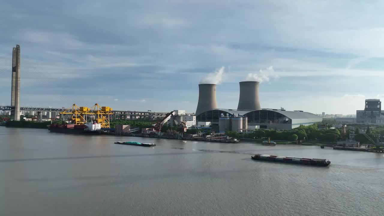 上海黄浦江沿岸工业生产航拍视频素材