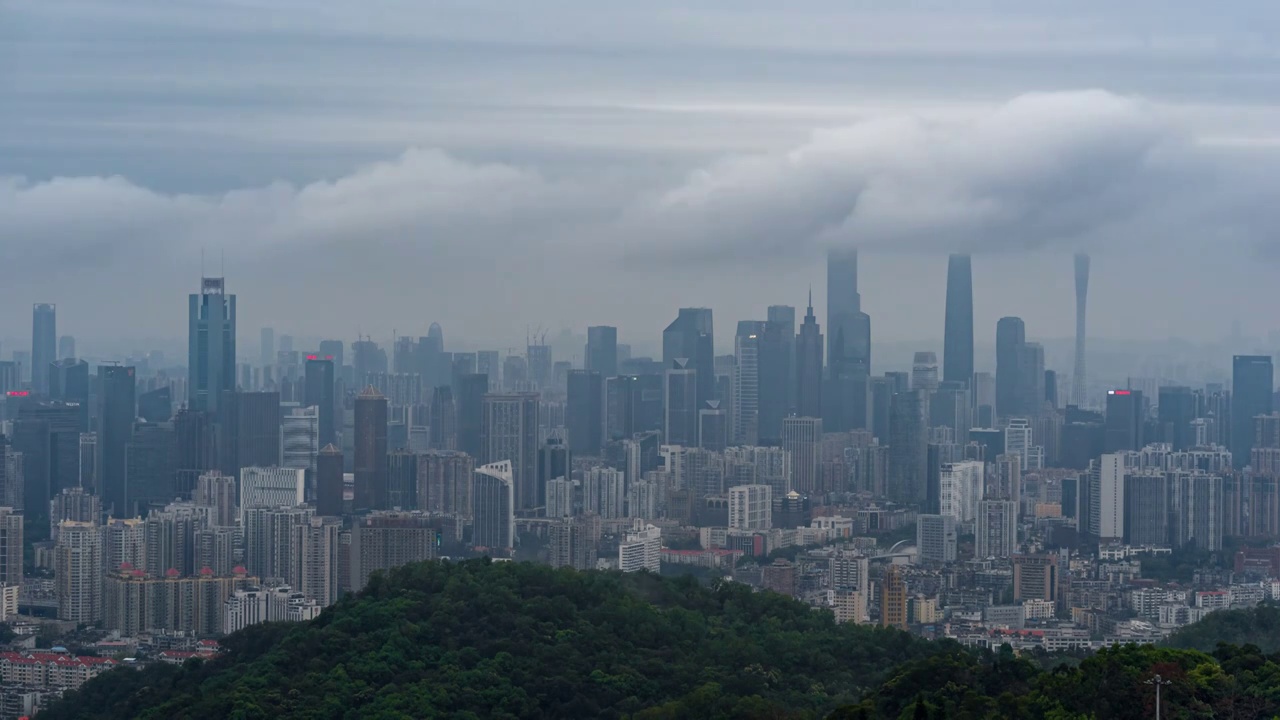 广州白云山拍雨中的广州地标建筑视频素材