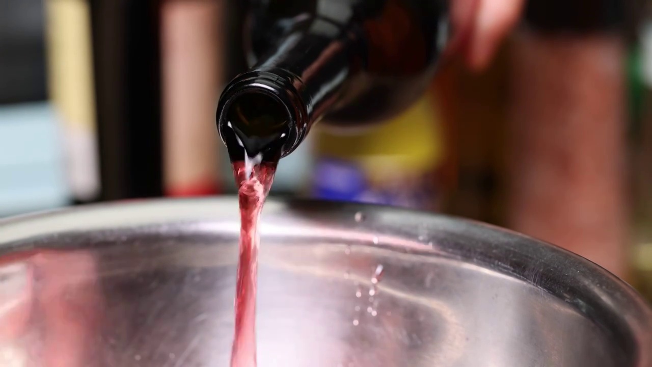 西餐厨师制作法式红酒鹅肝过程倒红酒视频下载