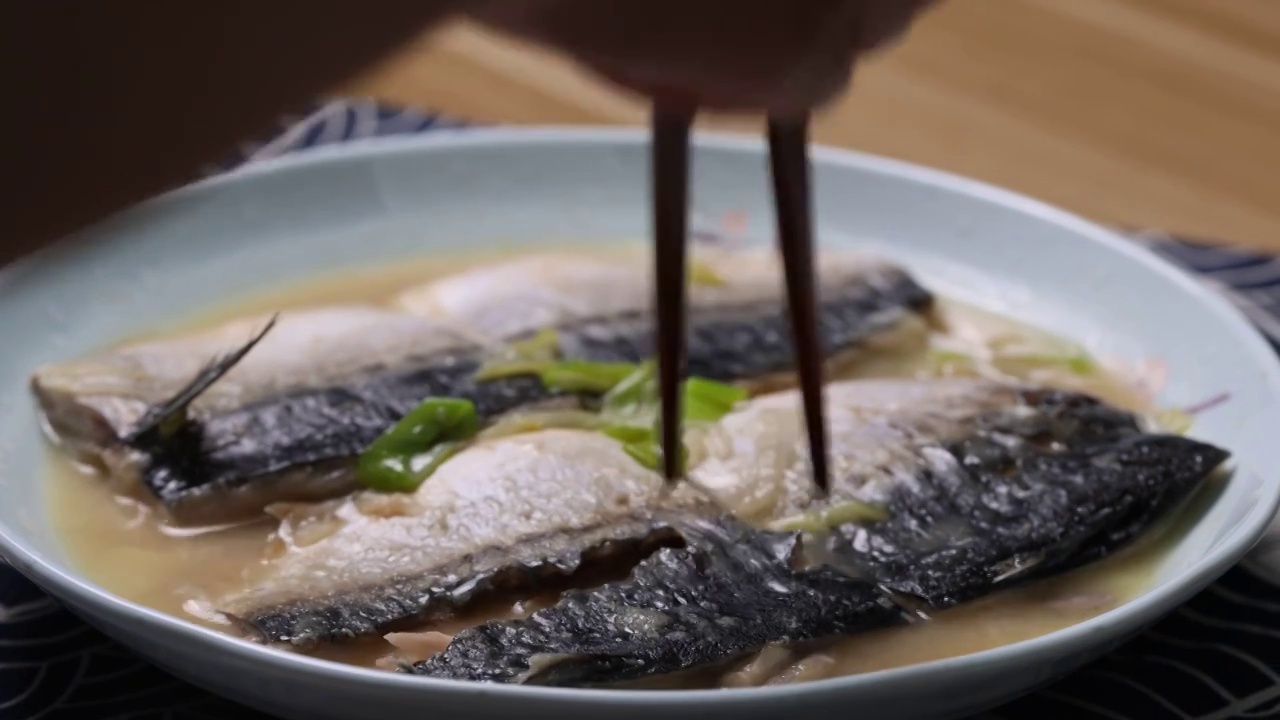 日式味增汤煮鲭鱼视频下载