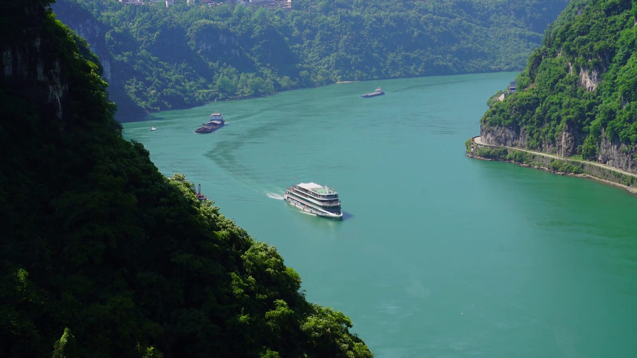 行驶在湖北宜昌长江三峡西陵峡江段的旅游船视频素材