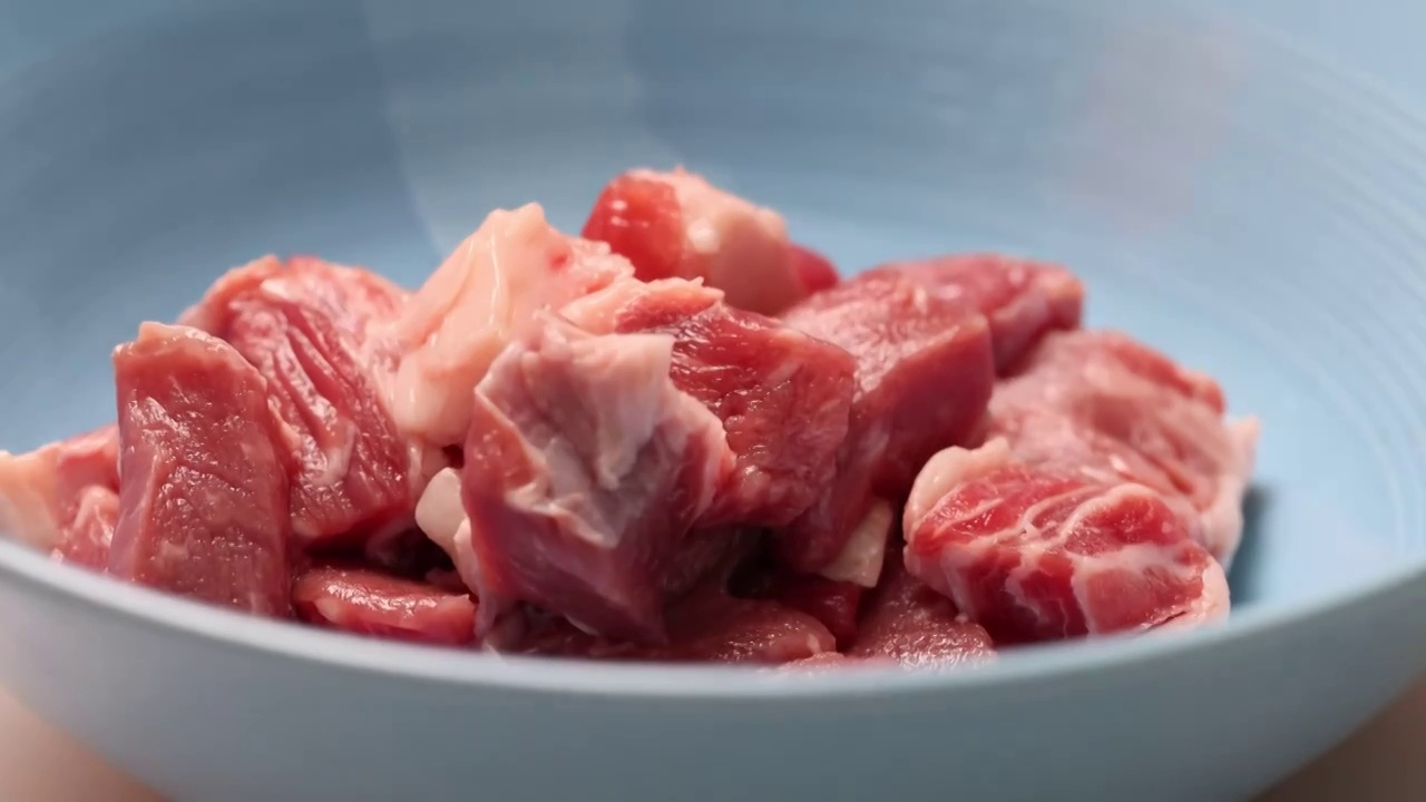 新鲜牛肉调味腌制牛肉粒视频下载