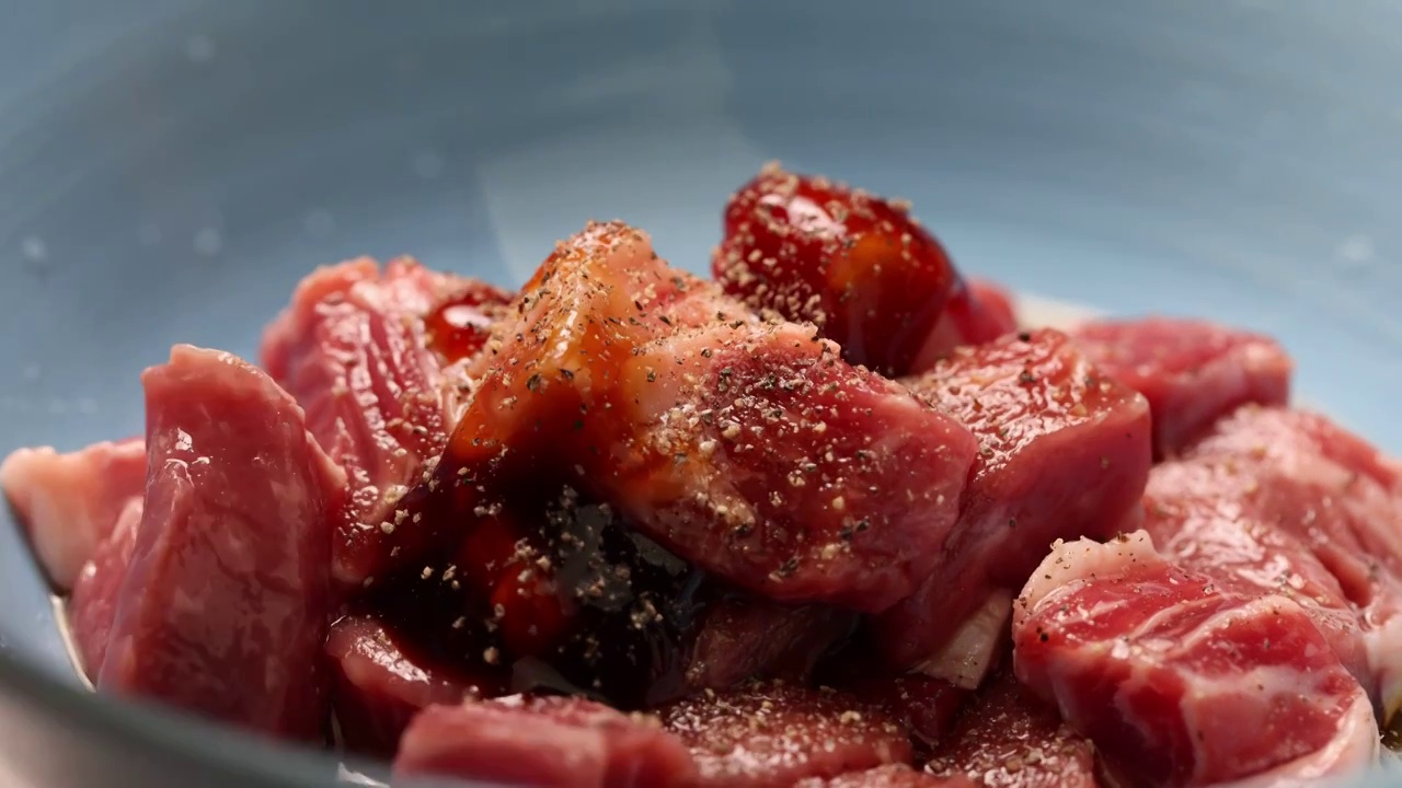 新鲜牛肉调味腌制牛肉粒视频下载