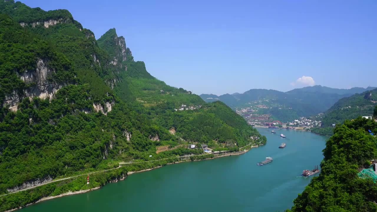 运输船队行驶在宜昌长江三峡西陵峡江段视频素材