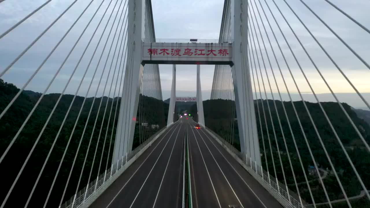 中国桥梁建设，清晨大桥在云海云雾中视频素材