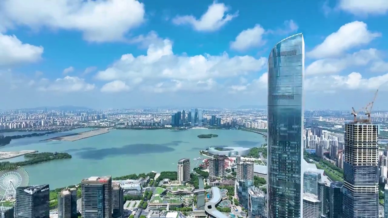 江苏苏州工业园区航拍，金鸡湖景区，苏州国际金融中心视频素材