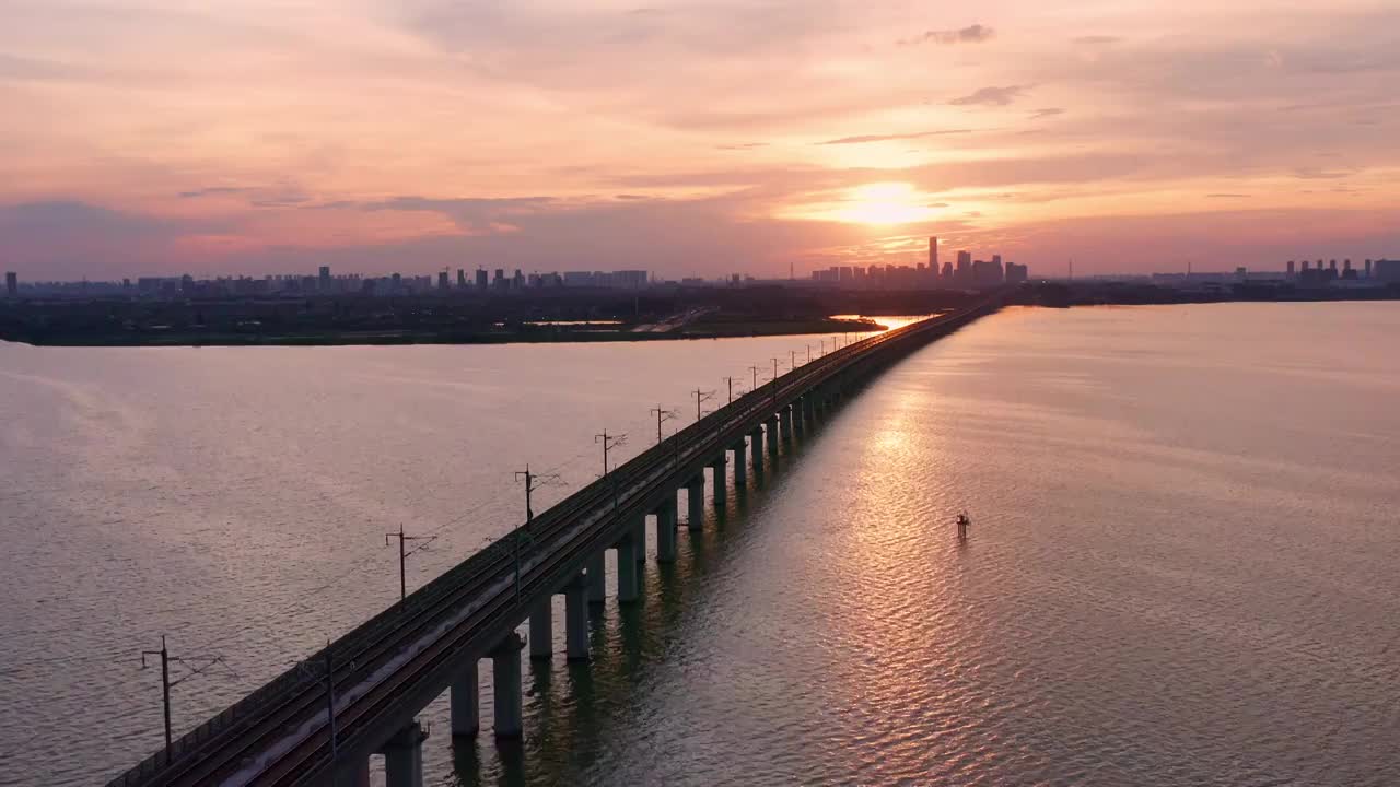苏州园区阳澄湖上的京沪高铁视频素材