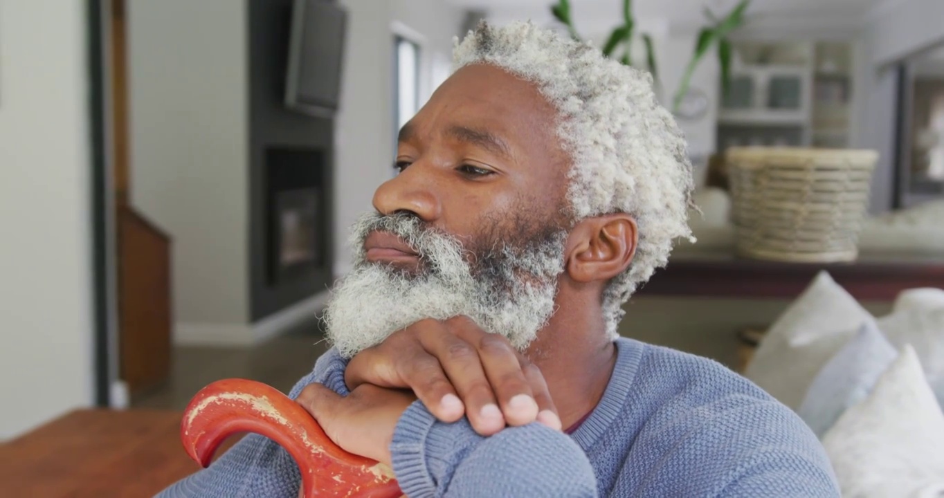 悲伤的非洲裔美国老人拄着拐杖的视频视频下载