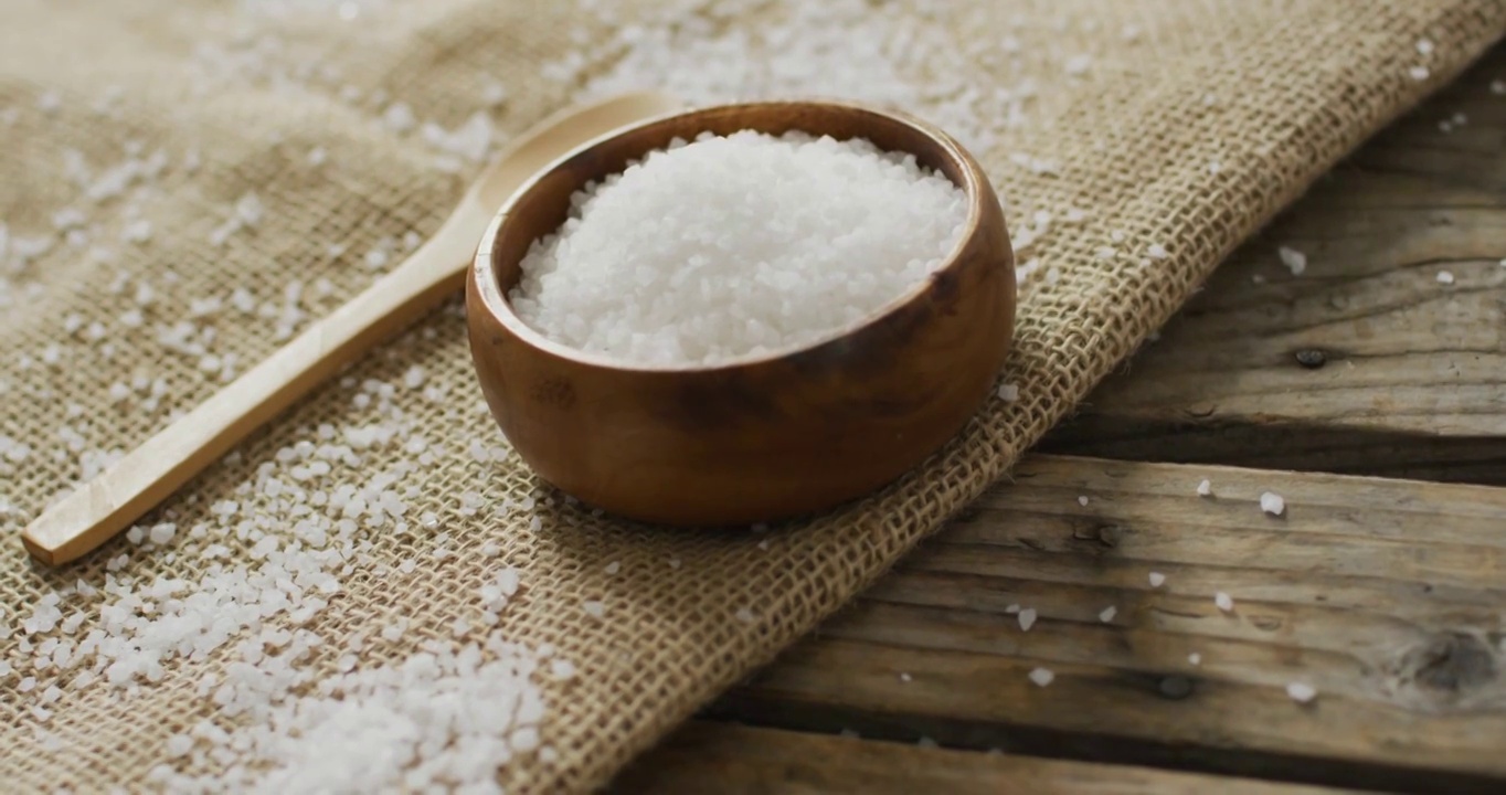 视频在一个碗和勺子的木制背景盐视频下载