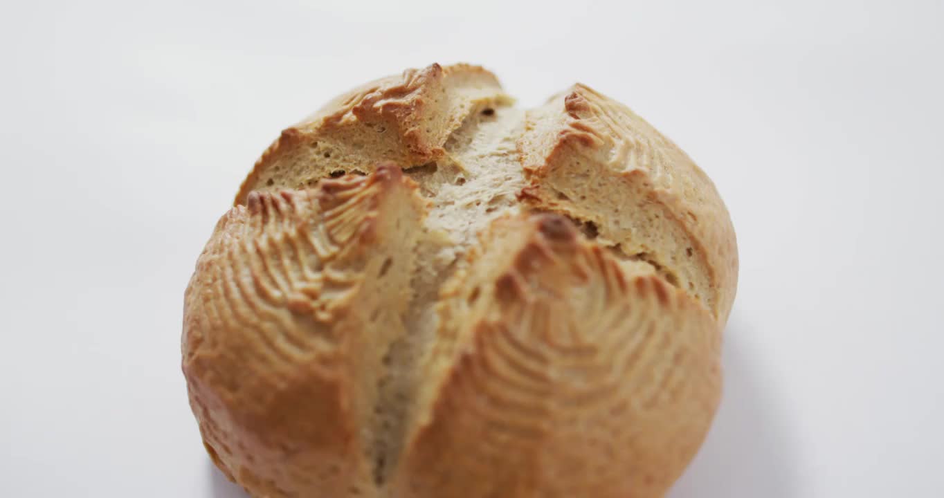 从上面看面包在白色工作台上的视频视频下载