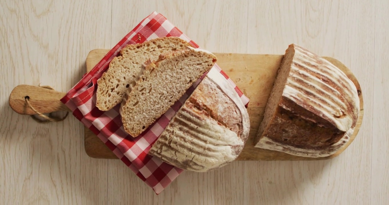 视频中，一条面包放在木板上视频下载