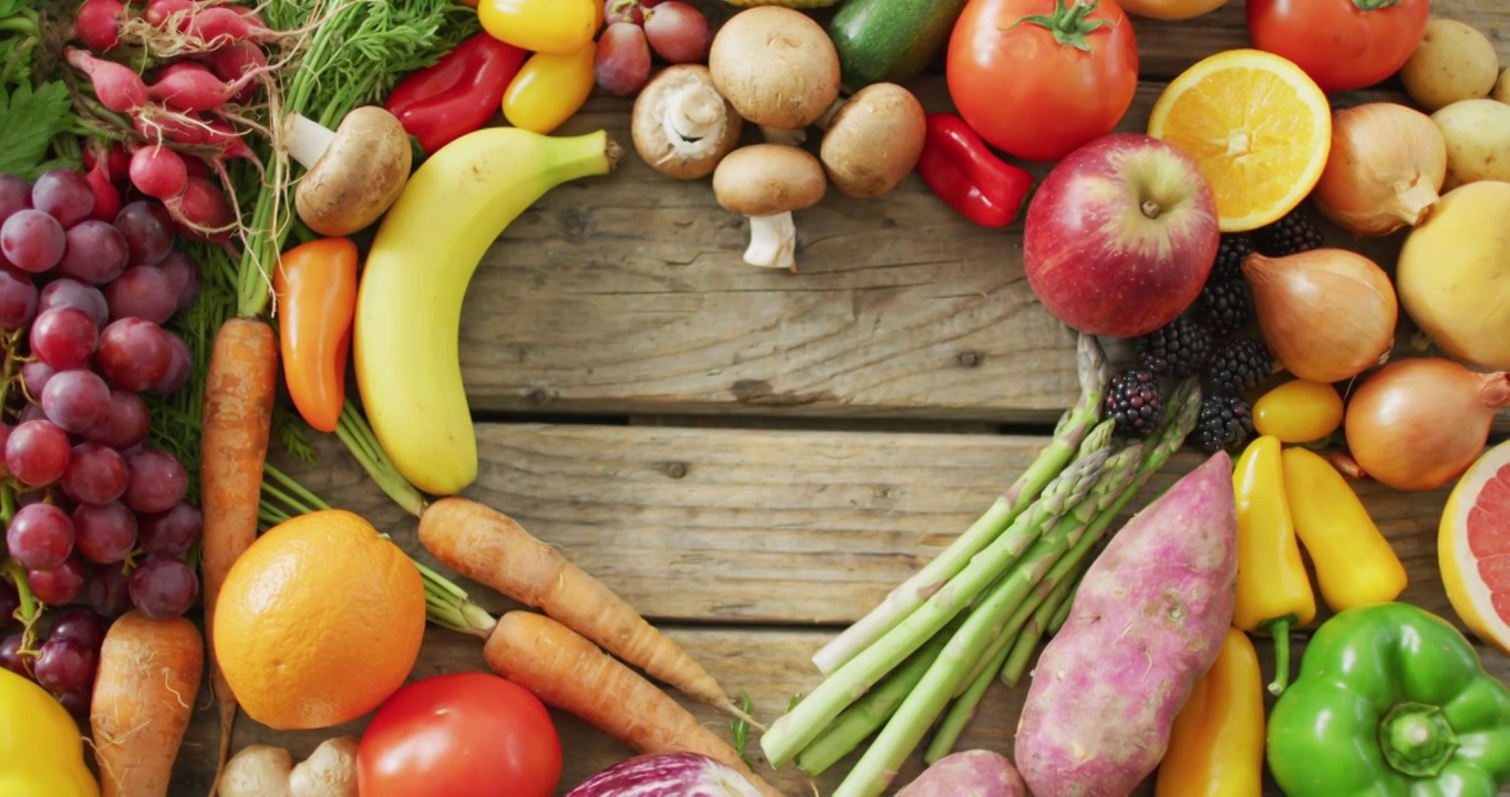 新鲜水果和蔬菜的视频心形复制空间在木制背景视频下载