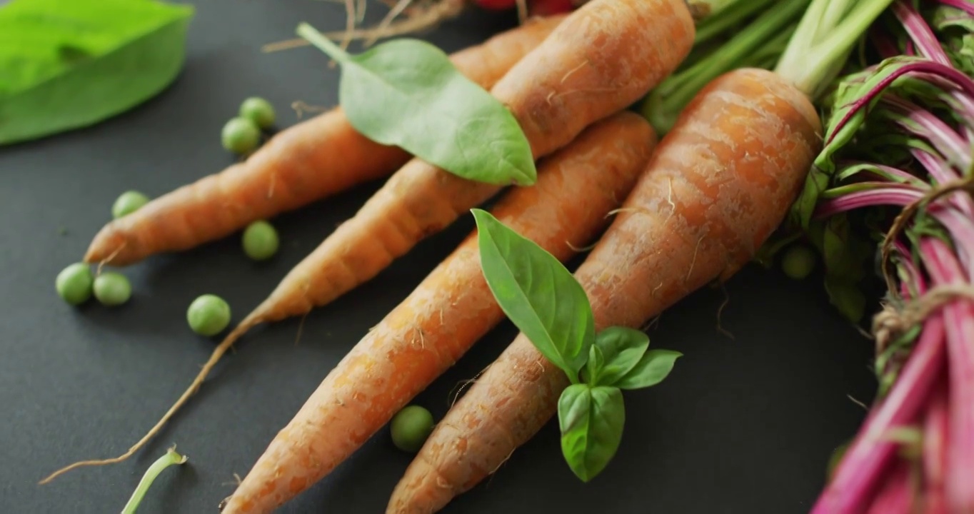 视频的新鲜蔬菜甜菜根和胡萝卜的拷贝空间在灰色的背景视频下载