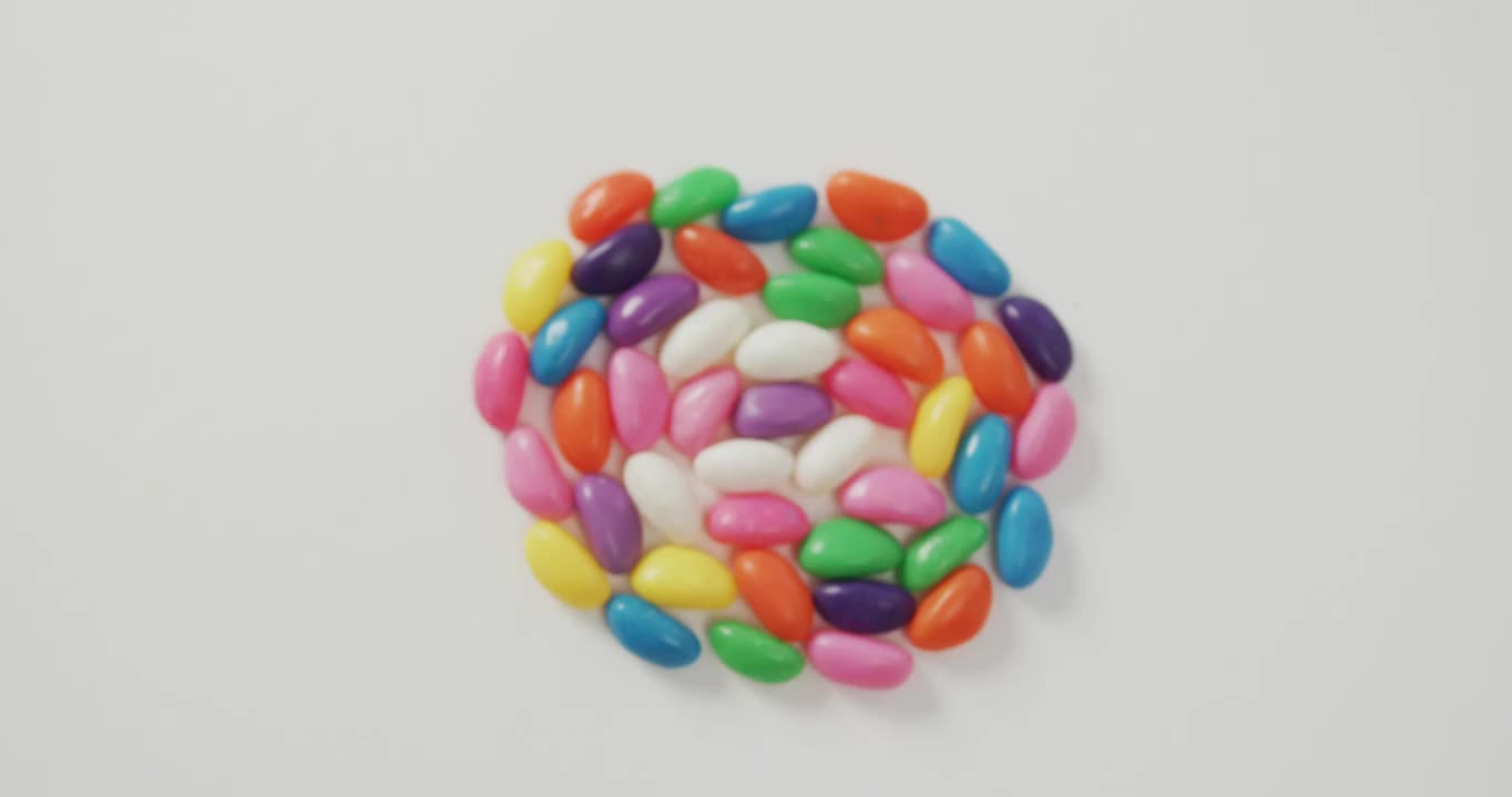 彩色糖果在白色背景上形成圆形的俯拍视频视频下载