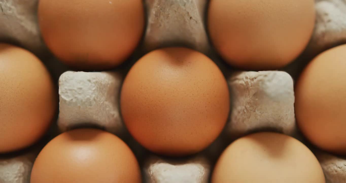 视频的近距离棕色鸡蛋在鸡蛋纸盒的背景视频下载