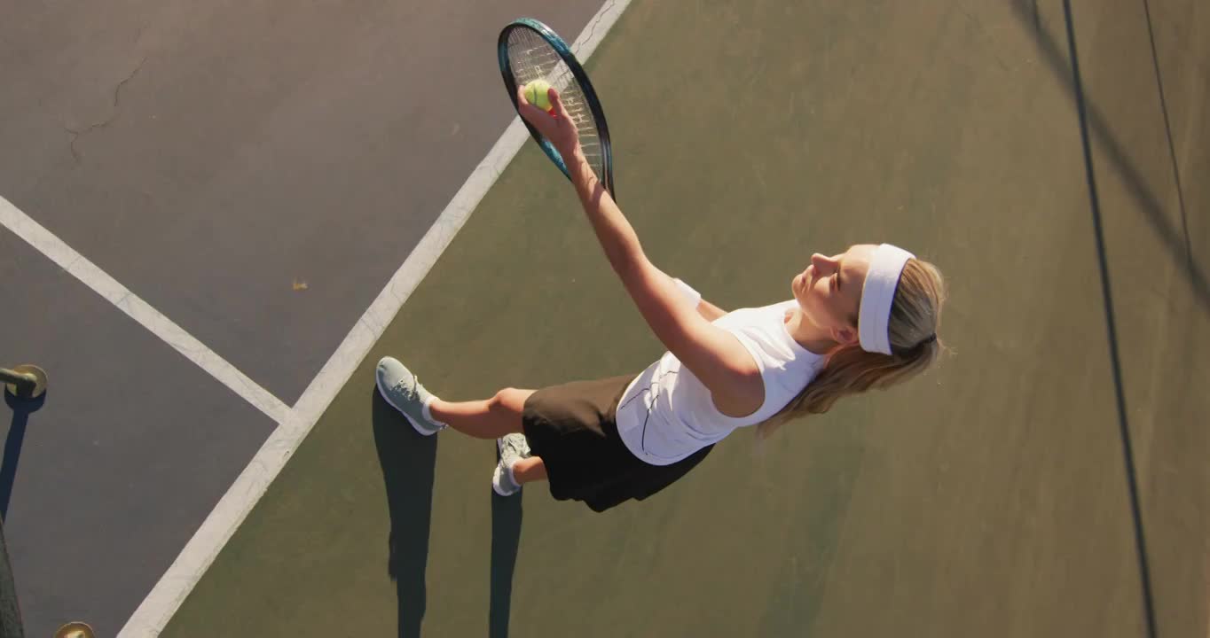 白人女性网球运动员拿着球拍击球的视频视频下载