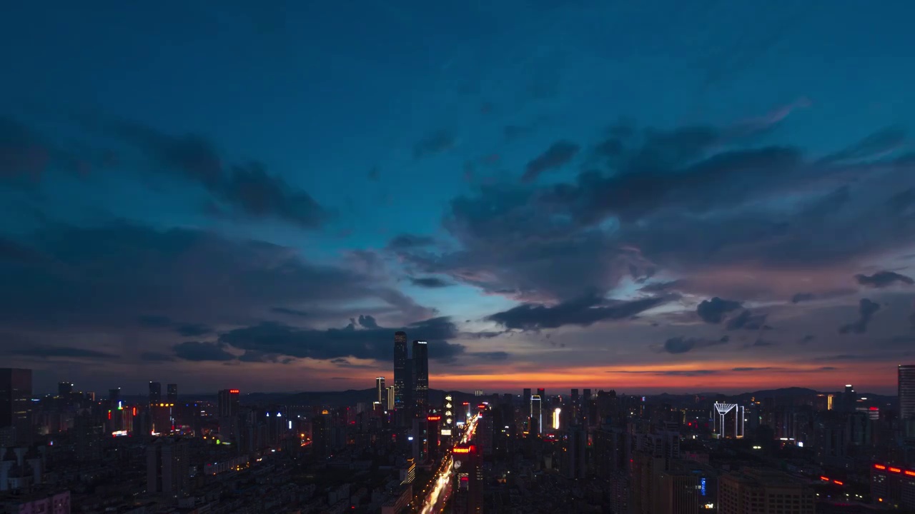 湖南省长沙市五一大道日转夜延时，长沙城市天际线视频素材