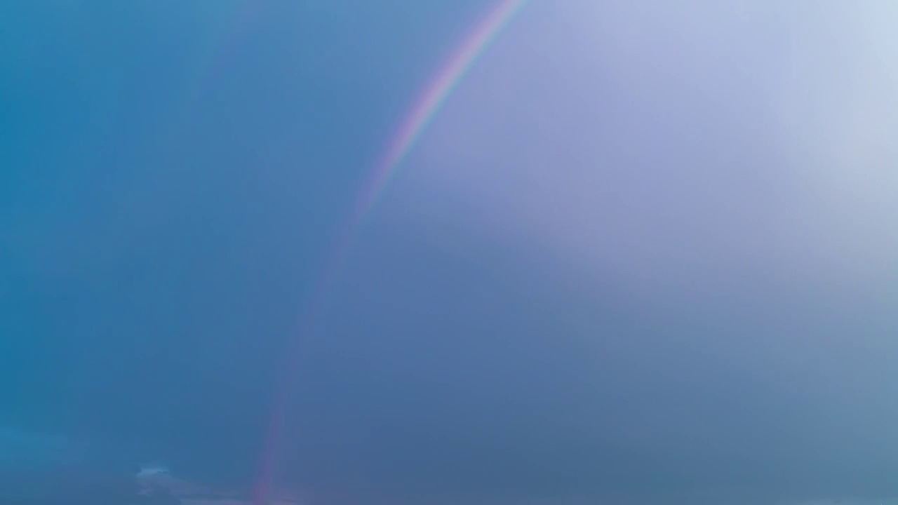 彩虹在落日的映照下熠熠生辉视频素材