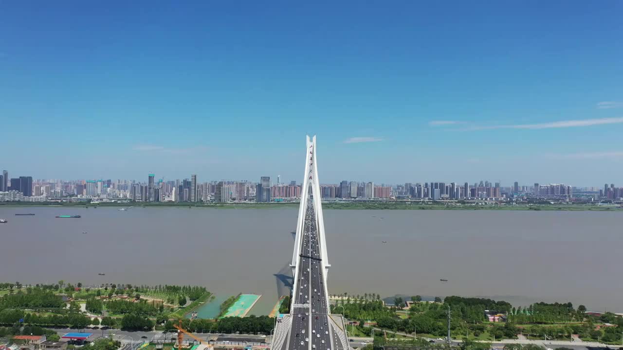 湖北省武汉市二七长江大桥与城市天际线夏季户外航拍视角视频下载