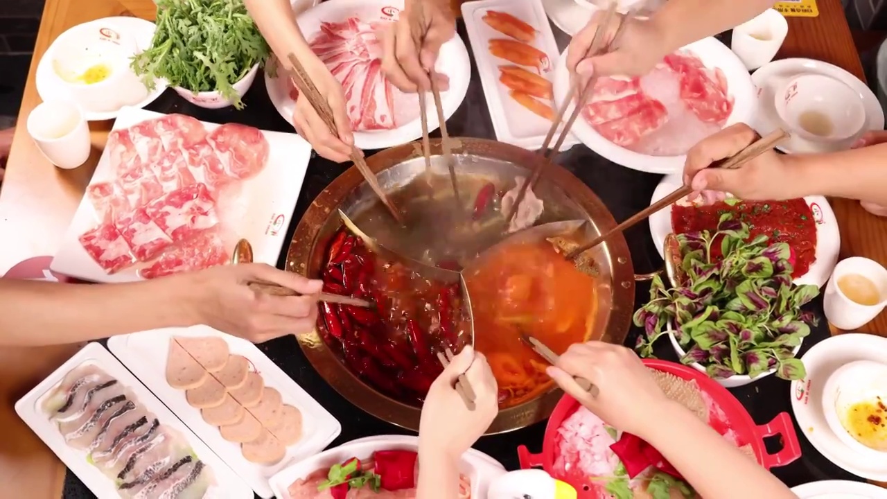 重庆麻辣涮火锅聚餐的人们吃饭视频素材