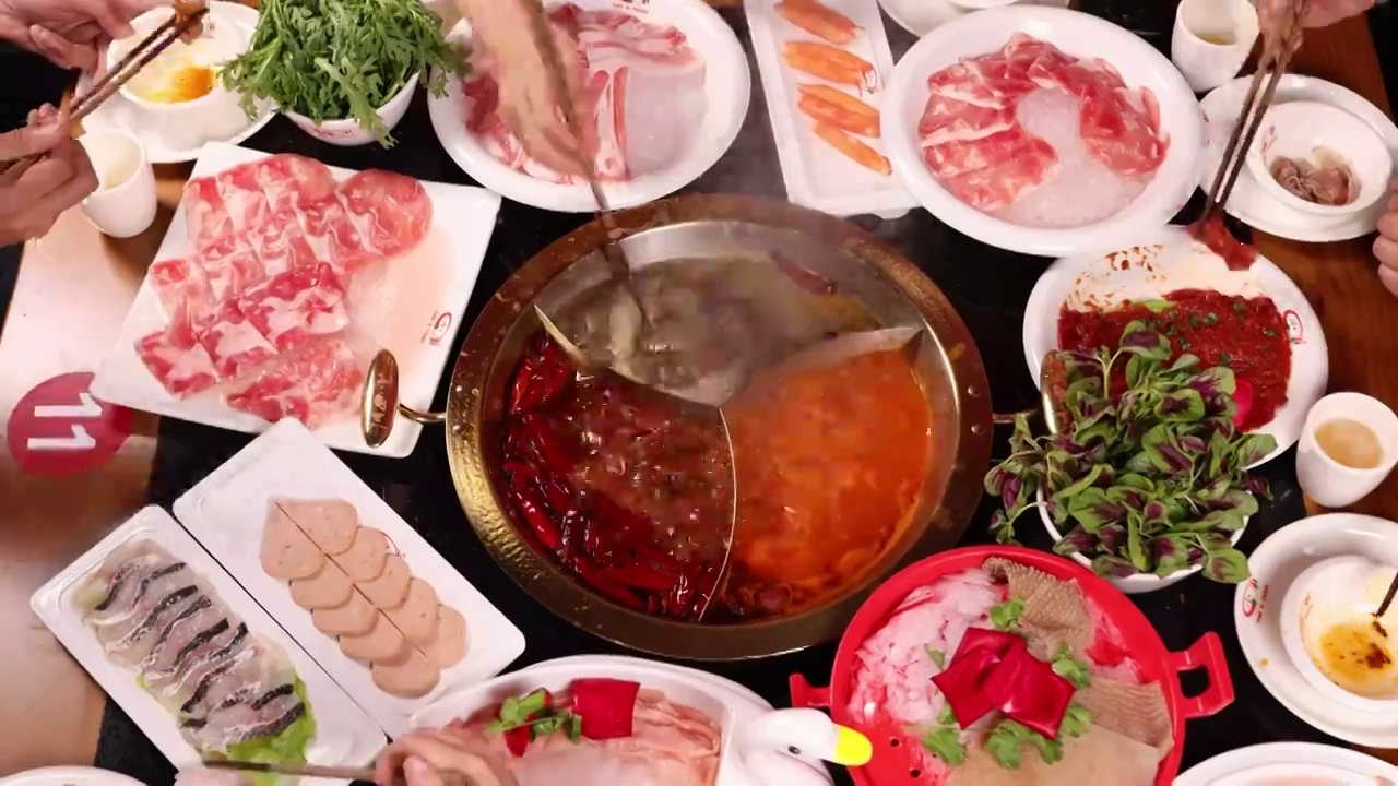 重庆麻辣涮火锅聚餐的人们吃饭视频素材