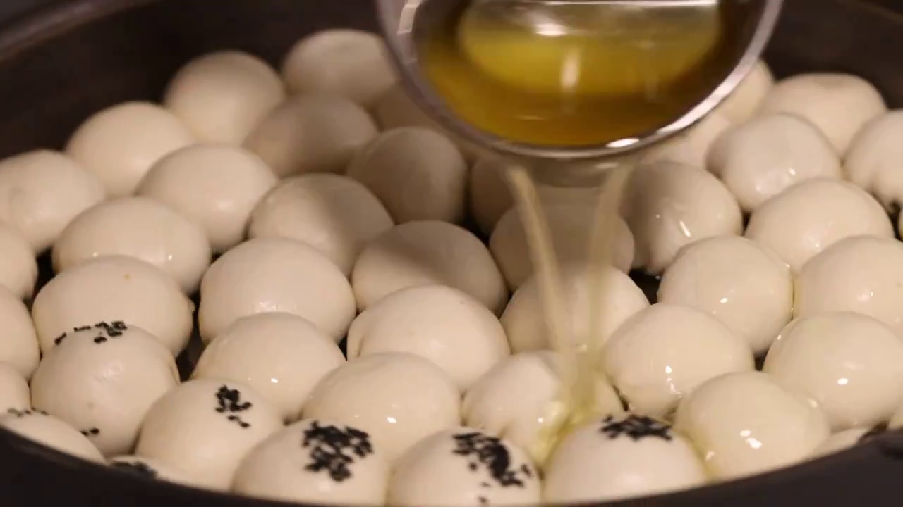 中餐厨师制作中式小笼生煎包视频下载