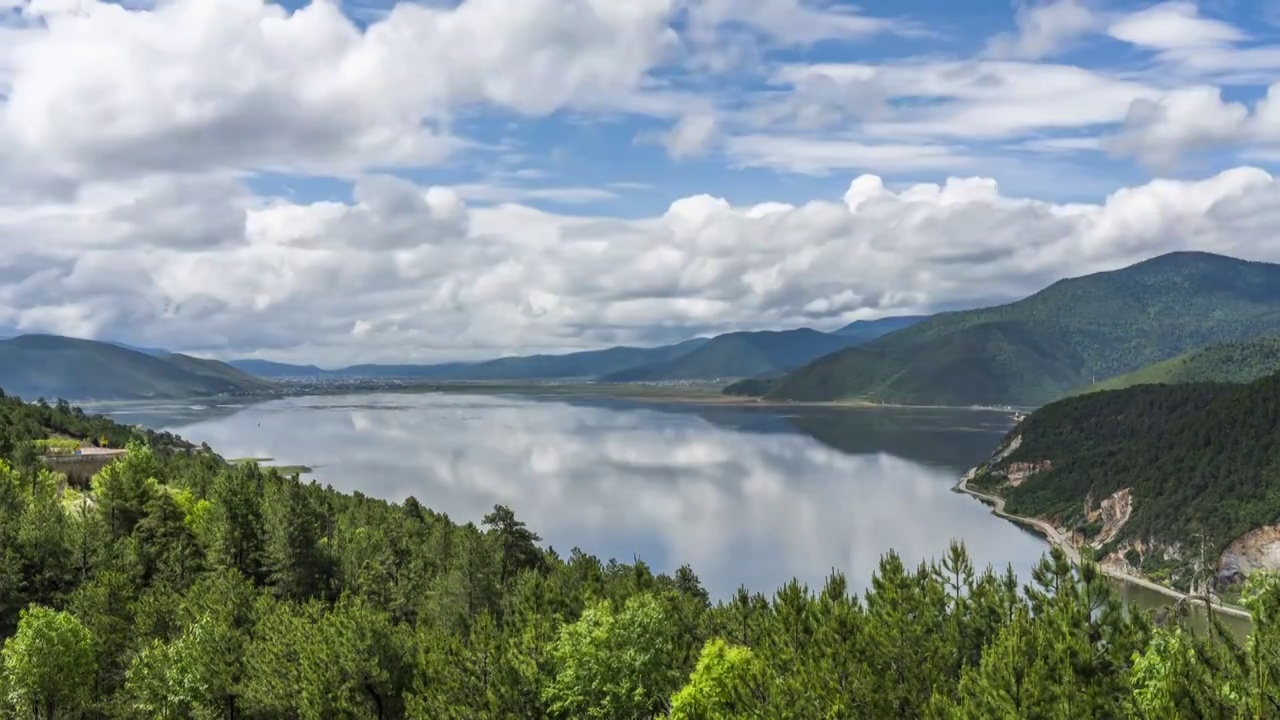 香格里拉纳帕海湖面天空延时摄影视频下载