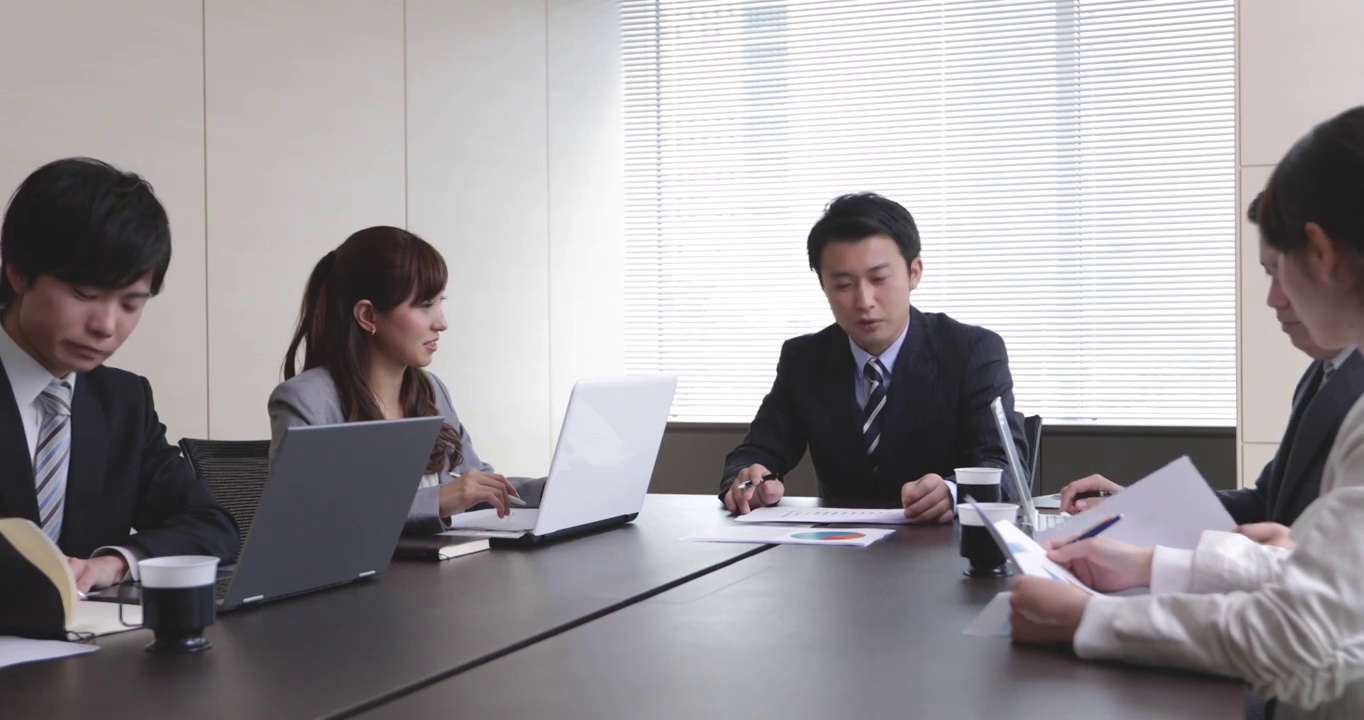 一群在办公室开会的日本商人视频下载