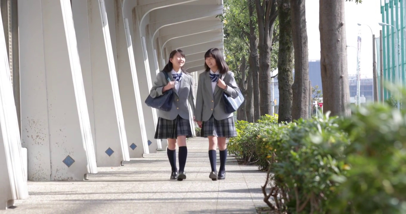 走在东京市中心的日本学生视频下载