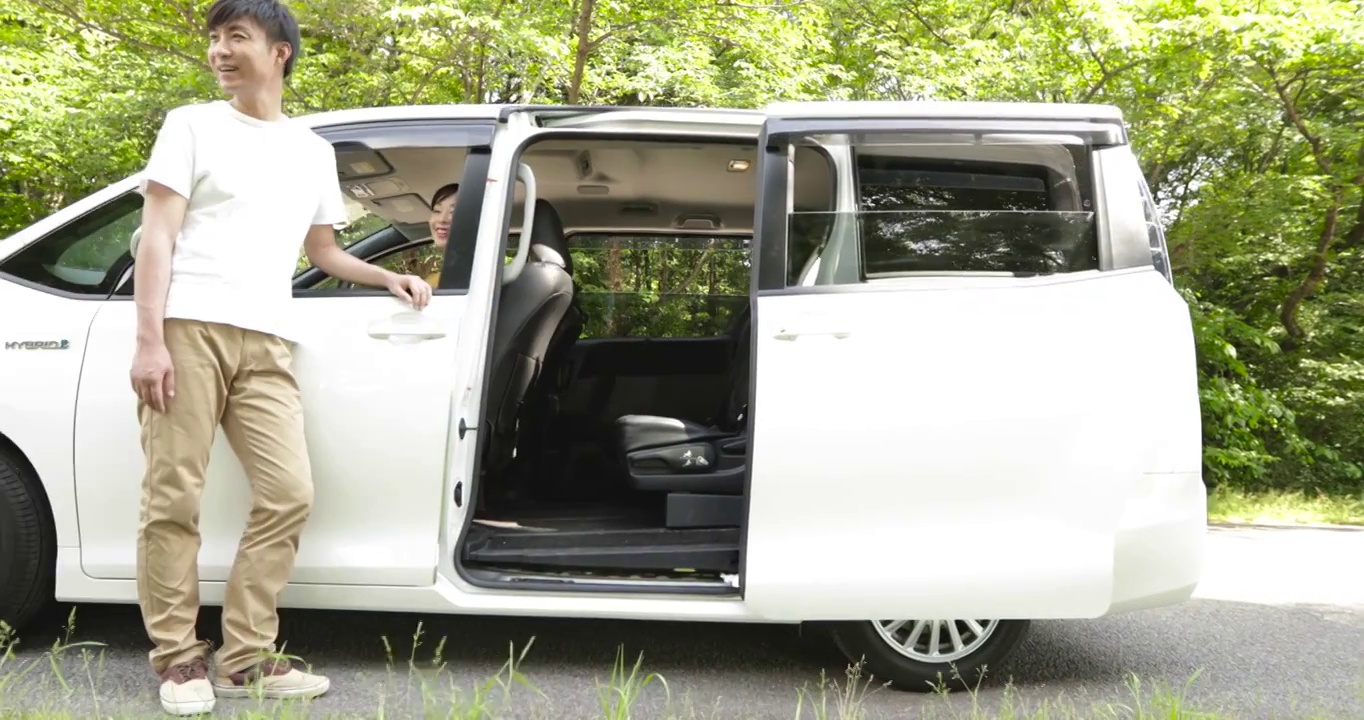 日本孩子在家庭旅行中开心地从车里跑出来视频购买