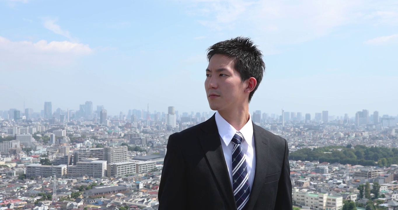 年轻的日本商人和东京的城市景观视频下载