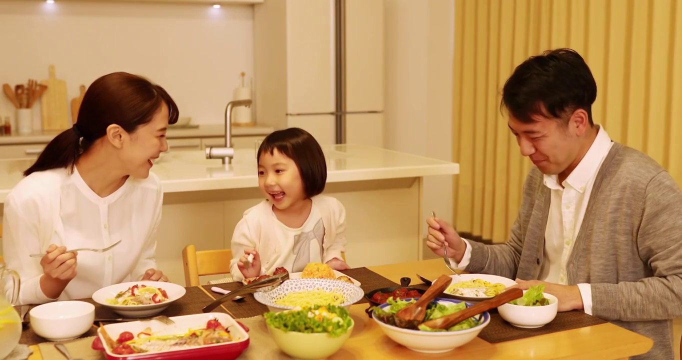 日本家庭在家里一起吃饭视频下载