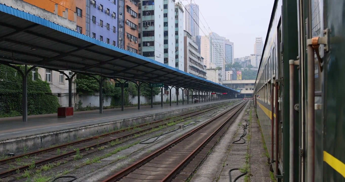 菜园坝火车站：最后一班驶入重庆站的5611次列车缓慢停在了站台视频素材