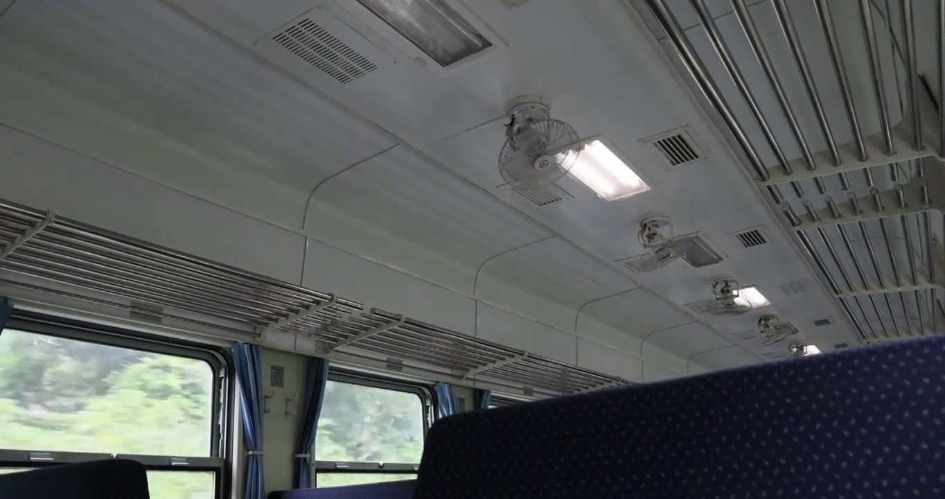 铁路客运： 5611次列车车厢顶部的风扇视频下载
