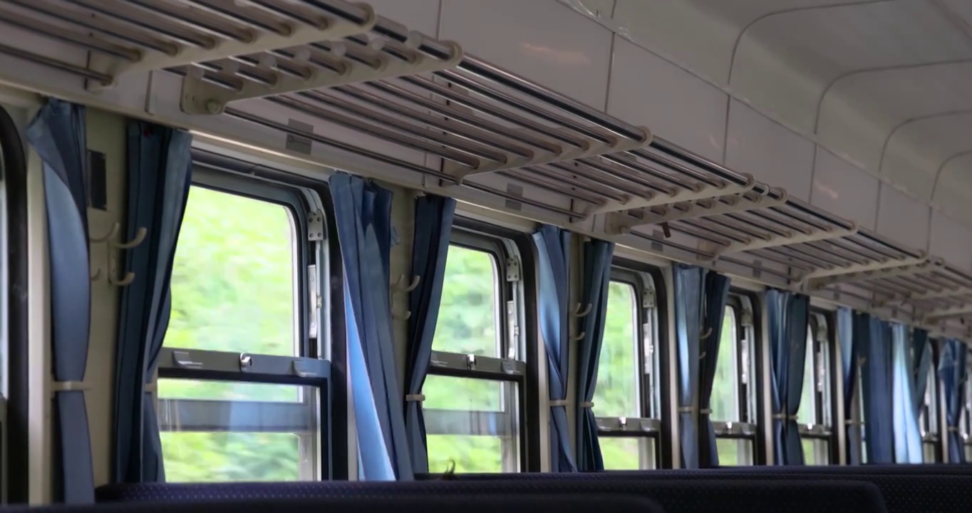 铁路客运：行驶中5611次列车内飘动的窗帘视频下载
