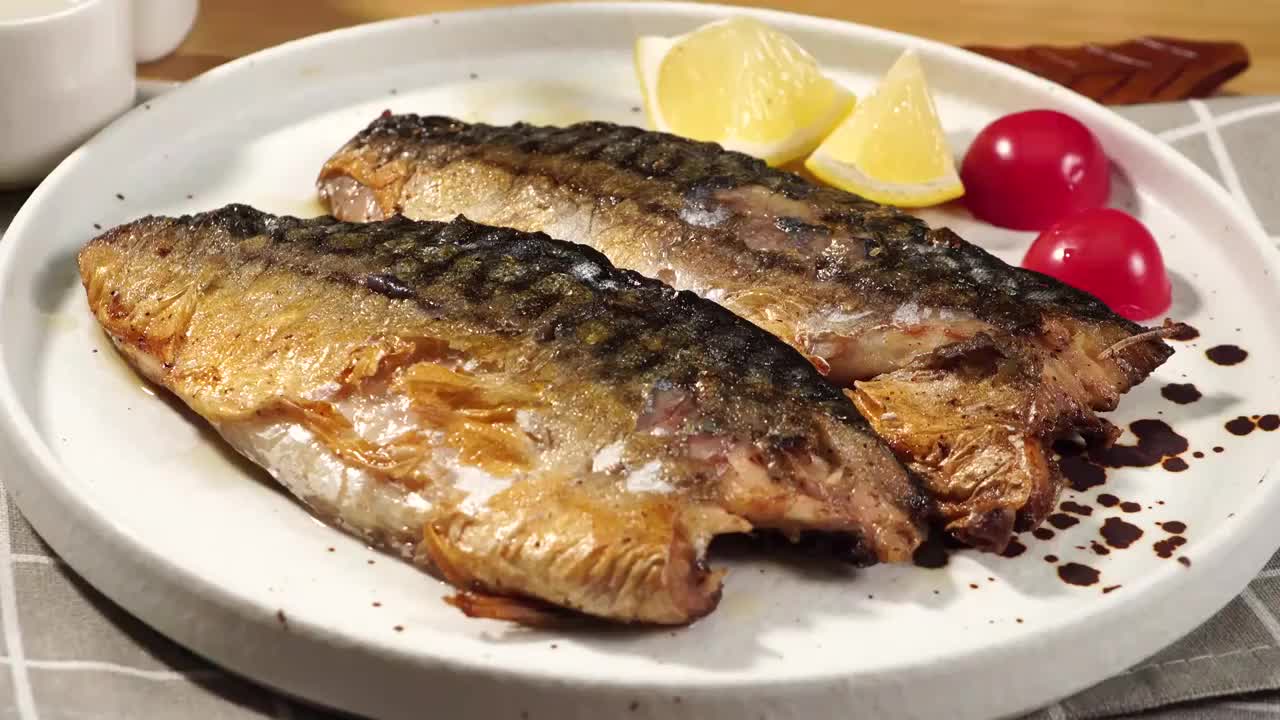 日式香煎鲭鱼制作过程视频素材